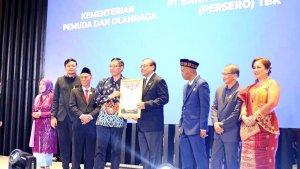 Rektor-Universitas-Negeri-Malang-menerima-penghargaan-Arkaya-Wiwarta-Prajanugraha.jpg