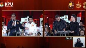 Ridwan-Kamil-bertanya-kepada-pasangan-nomor-urut-2-tentang-bendungan.jpg