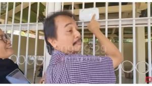 Roy-Suryo-cs-saat-mengunjungi-makam-keluarga-Jokowi.jpg