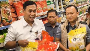 STOK-BERAS-Direktur-Utama-Perum-Bulog-Ahmad-Rizal-Ramdhani.jpg