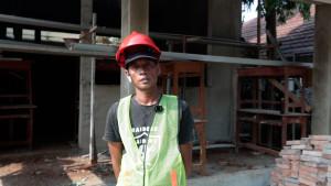 Saiful-Anam-pekerja-revitalisasi-sekolah.jpg