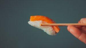 Salmon-sushi-satu-makanan-ikonik-Jepang-yang-ternyata-berasal-dari-luar-negeri.jpg