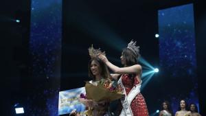 Sanly-Liu-dinobatkan-sebagai-Miss-Universe-Indonesia-2025-mendapat-mahkota-dari-Clara-Shafira-Krebs.jpg