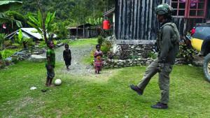 Satgas-Ops-Damai-Cartenz-Bermain-Bola-Bersama-Anak-Anak-Puncak-Jaya.jpg