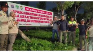 Satpol-PP-Pasang-Spanduk-di-Taman-Daan-Mogot.jpg