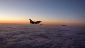 Sebuah-pesawat-tempur-F-16-Fighting-Falcon.jpg