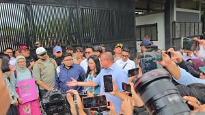 Sejumlah-anggota-DPR-RI-menemui-massa-influencer.jpg
