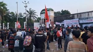 Sejumlah-elemen-mahasiswa-mulai-meninggalkan-kawasan-depan-Gedung-321.jpg