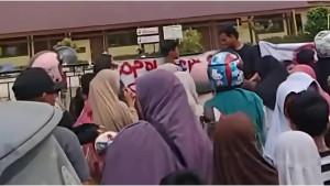 Sekolah-di-Kampar-di-demo.jpg