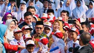 Sekretaris-Kabinet-Seskab-Teddy-Indra-Wijaya-bersama-sejumlah-siswa-dan-guru.jpg