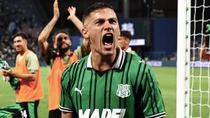 Selebrasi-Jay-Idzes-saat-berhasil-mengantarkan-Sassuolo-mengalahkan-Lazio.jpg