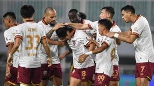Selebrasi-Kei-Hirose-nomor-8-bersama-pemain-Borneo-FC.jpg