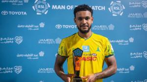 Senyum-Joshua-King-saat-meraih-penghargaan-pemain-terbaik-laga-Liga-Arab-Saudi.jpg