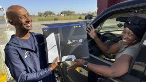 Seorang-Warga-New-Orleans-menukarkan-senjata-api-miliknya-dengan-Playstation-5.jpg