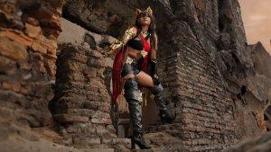 Seorang-cosplayer-mengenakan-kostum-cosplay-saat-sesi-pemotretan.jpg