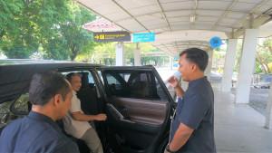 Seorang-pegawai-Blue-Bird-memberi-salam.jpg