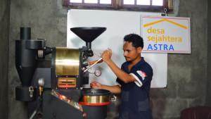 Seorang-petani-lokal-mengoperasikan-mesin-sangrai-kopi-di-ruang-produksi-di-Ngada-NTT.jpg