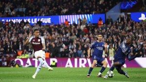 Sepakan-gelandang-Aston-Villa-Youri-Tielemans-saat-melawan-PSG-di-Liga-Champions.jpg