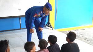 Seputar-Polri-Aipda-Bambang-Hermanto-bimbing-anak-pesisir-belajar-membaca-dan-menulis.jpg