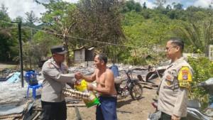 Seputar-Polri-Bhabinkamtibmas-Desa-Batuah-Aiptu-Iwan-Fahrudin-bagikan-bantuan-sembako.jpg