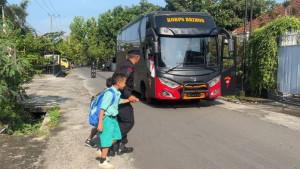 Seputar-Polri-Brimob-Polda-NTB-hadirkan-layanan-bus-sekolah-gratis.jpg