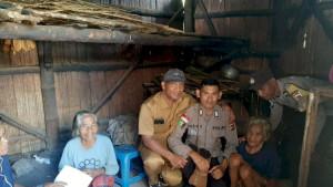 Seputar-Polri-Personel-Polres-Manggarai-saat-menyambangi-rumah-Ibu-Teodora.jpg