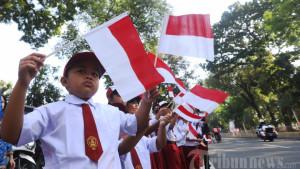 Siswa-SD-kibarkan-bendera.jpg