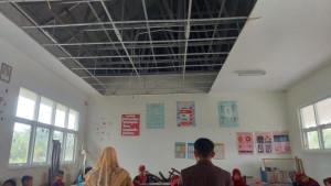 Siswa-SDN-004-Nunukan-belajar-di-kelas-nyaris-roboh.jpg