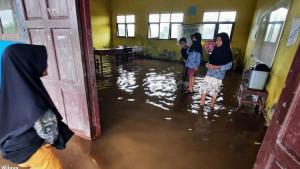 Siswa-SDN-Kunjung-Lampuyang-tetap-belajar-meski-sekolah-mereka-terendam-banjir-rob.jpg