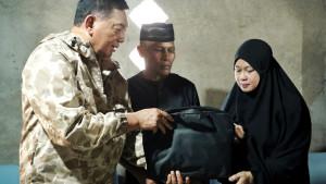 Sjafrie-Sjamsoeddin-mengunjungi-kediaman-almarhum-Lettu-Inf-Anumerta-Fauzy-Ahmad.jpg