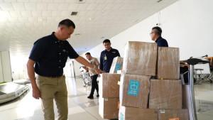 Staf-Garuda-Indonesia-mengecek-aset-sejarah-yang-baru-tiba-dari-Belanda-di-Bandara-Soekarno-Hatta.jpg