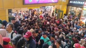 Suasana-kepadatan-penumpang-di-Stasiun-Gondangdia-Jakarta-Pusat-saat-HUT-TNI.jpg