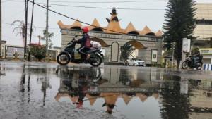 Suasana-pascahujan-di-Jalan-Wolter-Monginsidi-Bandar-Lampung.jpg