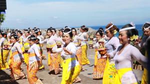 Suasana-pembukan-Nusa-Penida-Festival-2025-di-Pesisir-Pantai-Tanjung-Kerambitan-9.jpg