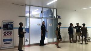 Suasana-ruang-IGD-RSUP-Dr-M-Djamil-Padang-saat-korban-diduga-bakar-diri-tiba.jpg