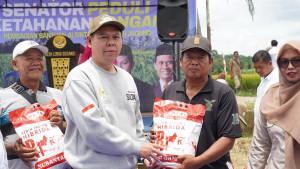 Sultan-B-Najamudin-Turun-ke-Sawah-Serahkan-Alsintan-dan-Benih-Jagung-untuk-Petani-Bengkulu.jpg