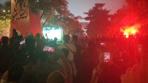 Suporter-Timnas-Indonesia-membakar-flare-di-luar-SUGBK-sesaat-Ole-Romeny-mencetak-gol-ke-China.jpg