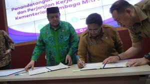 TANDA-TANGAN-MOU-Kepala-BPJPH-Ahmad-Haikal-Hasan.jpg
