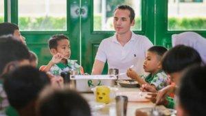 TANGANI-ANAK-TERLANTAR-SUMBAWv.jpg