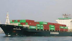 TERMINAL-PETI-KEMAS-Kapal-peti-kemas-saat-melintas.jpg