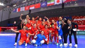 TIMNAS-FUTSAL-PUTRI-INDONESIA-Skuad-Timnas-Futsal-Putri-Indonesia-foto-bersama-usai.jpg