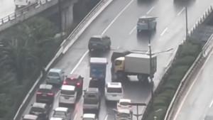 TRUK-MOGOK-Truk-boks-mogok-saat-melintas-di-jalan-Tol-Dalam-Kota.jpg