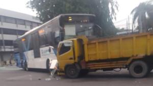 TRUK-TABRAK-TRANSJAKARTA-Bus-Transjakarta-terlibat-kecelakaan-lalu.jpg