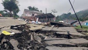 Tanah-Bergerak-di-Banjarnegara_Jalanan-Putus.jpg