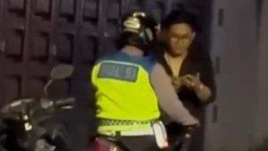 Tangkapan-layar-yang-menunjukkan-seorang-Polisi-lalu-lintas-Polsek-Medan-Baru-diduga-Pungli.jpg
