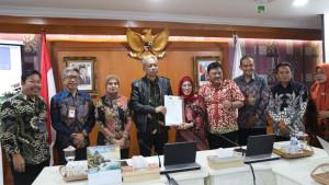 Temui-Wamensos-Bupati-Nganjuk-dan-TP2GP-Serahkan-Usulan-Kepahlawanan-Marsinah.jpg