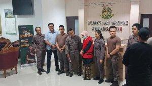 Tersangka-Kepala-Dinas-Kesehatan-Karanganyar-Purwanti.jpg