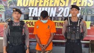 Tersangka-Nanang-Suryadi-47-tertunduk-lesu-dengan-tangan-diborgol.jpg