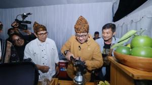 Teuku-Riefky-Harsya-saat-menghadiri-Produk-Lokal-Fest-7.jpg