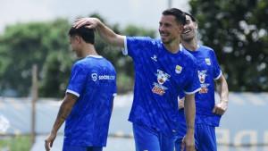 Thom-Haye-dan-Eliano-Rejnders-melakukan-latihan-perdana-bersama-Persib-Bandung.jpg